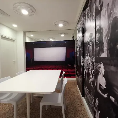Red Carpet Nocleg ze śniadaniem 3*