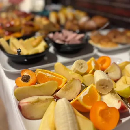 Red Carpet Oda ve Kahvaltı 4*