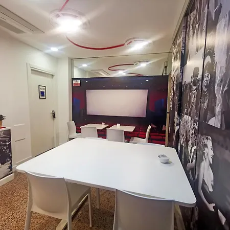 לינה וארוחת בוקר Red Carpet 3*